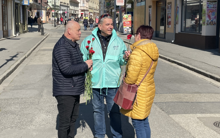 Egy szál virággal köszöntötték a nőket ellenzéki politikusok