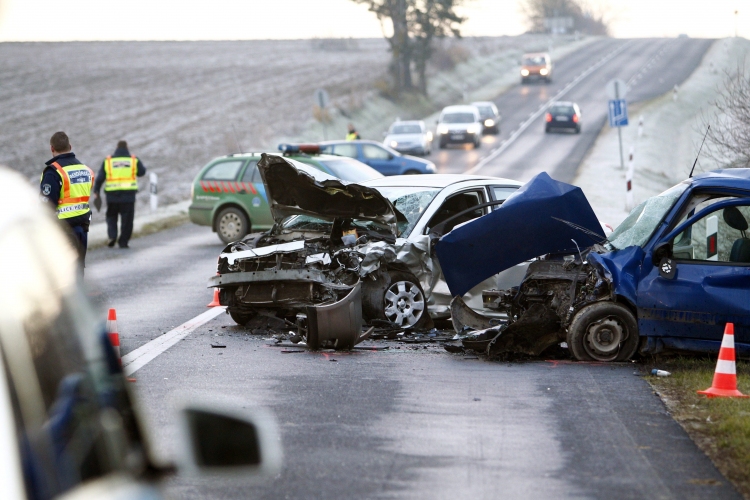 Jelentősen csökkent a közúti balesetek halálos áldozatainak száma az EU-ban