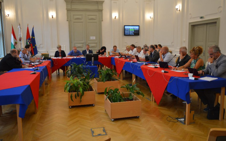 Hitelfelvételről döntöttek a képviselők