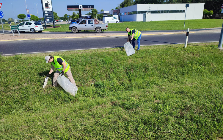 Összegyűjtötték a szemetet a MiG-21 körforgalom környékén