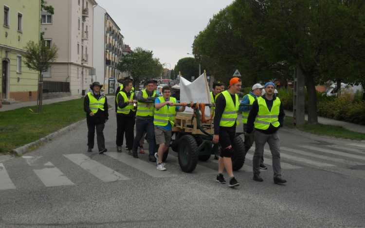 Kétszáz kilométeren át tolják az obeliszket