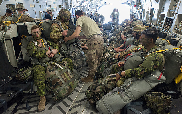 Több száz ejtőernyős indult bevetésre a pápai Bázisrepülőtérről