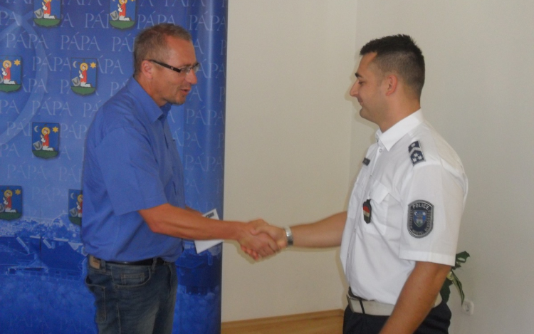 A polgármester megjutalmazta az erőszakolót elkapó rendőröket