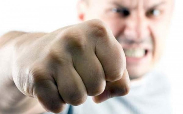 Ököllel esett a gyereknek a ménfőcsanaki férfi, amiért kinevette