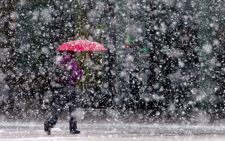 Estére havazást és havas esőt mondanak