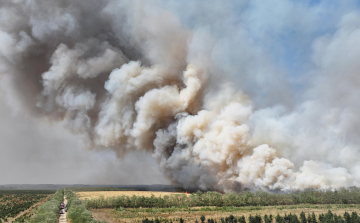 Sikerült megfékezni a lángokat, de még dolgoznak a tűzoltók Csönge térségében