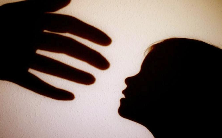 Fél éven át kegyetlenkedett egy éves mostohagyermekével a pápai férfi