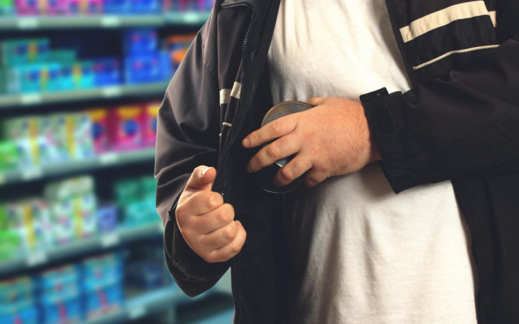 Pápai áruházból lopott