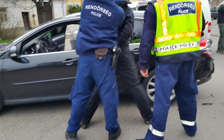 Körözött személyeket fogtak el a pápai rendőrök 