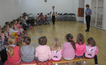 Rendőr a Szent Anna Óvodában