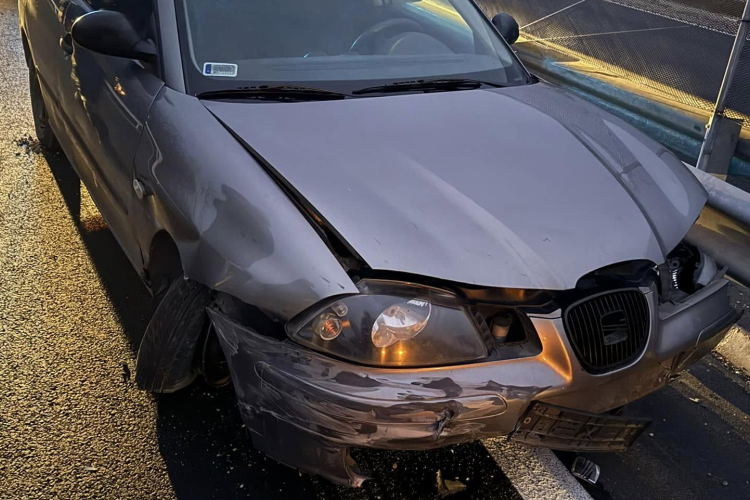 Szalagkorlátnak ütközött egy autó a 83-ason Tétnél