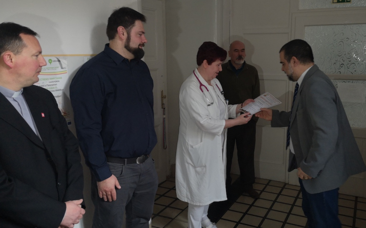 A pápai kórház gyermekosztályának adták át az ökumenikus imahéten összegyűlt perselyadományt