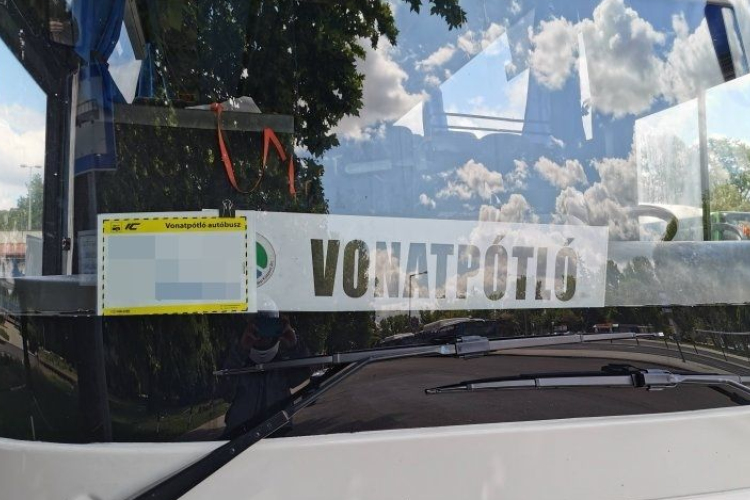 Hétfőtől vonatpótló autóbusz közlekedés Pápa és Csorna között
