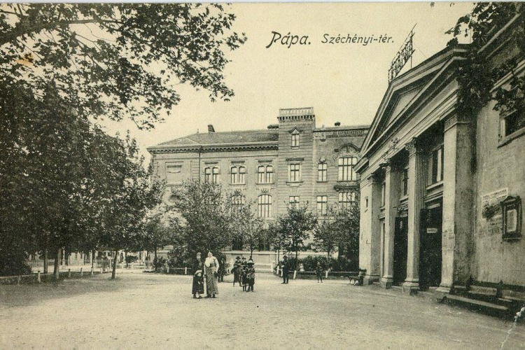 Az egykori pápai kőszínház nyomában