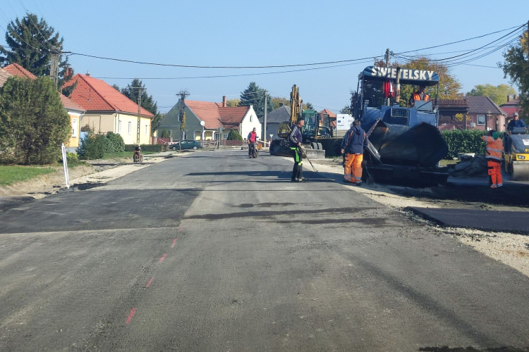 Már a kopó aszfaltréteget készítik a Szabó Dezső utcában