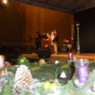 Négy gyertya ég a város adventi koszorúján