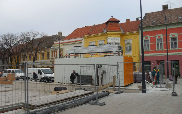 Megérkezett a jégpálya gépészete a Fő térre