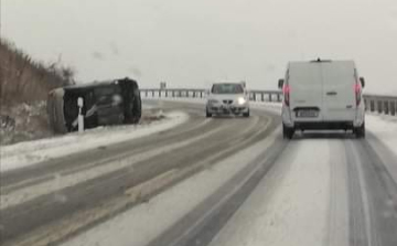 Kamionnal karambolozott egy személyautó Devecser és Noszlop között, árokba borult egy autó a 83-ason