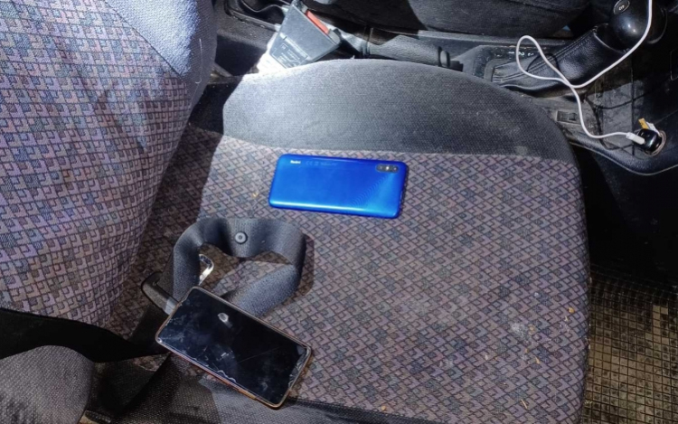 Letartóztatásban maradnak a magukat rendőrnek kiadó csalók