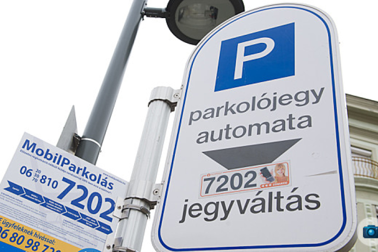 Hamis parkoló bérleteket adott el