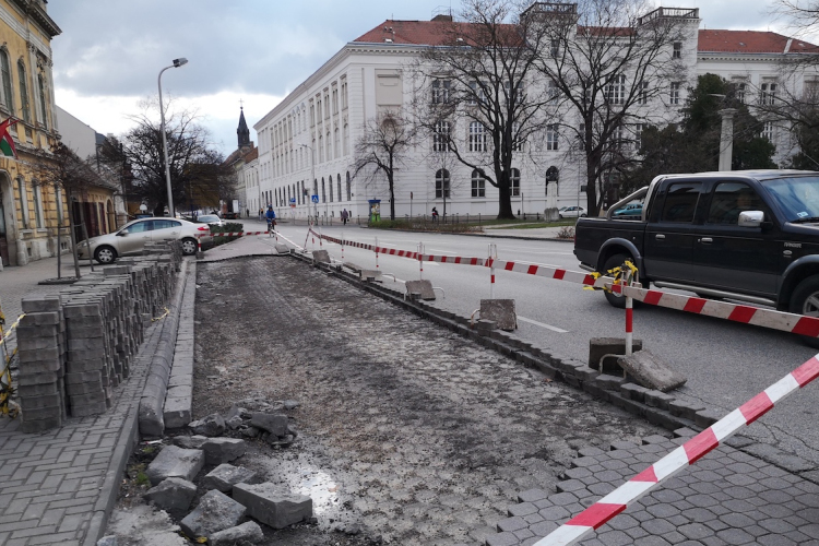 Felújítják a buszmegállót a Március 15. téren