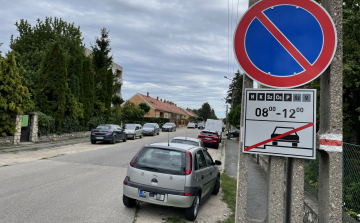 Több, fizető parkolási zónán kívüli utcában várakozni tilos táblák jelentek meg