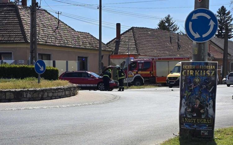 Két autó ütközött a Török Bálint utcai körforgalomban