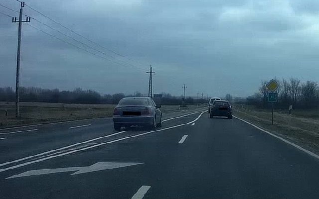 Záróvonalon előzte meg a civil rendőrautót a pápai elkerülőn