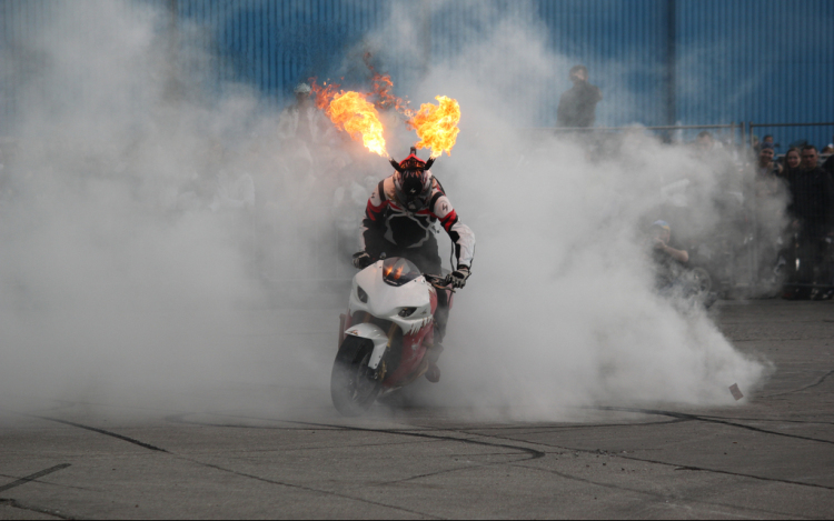 Stunt Riding bemutató az Éjszakai Autóversenyen