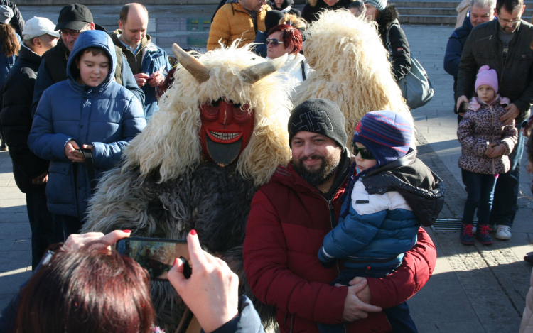 Pápán jártak a mohácsi busók