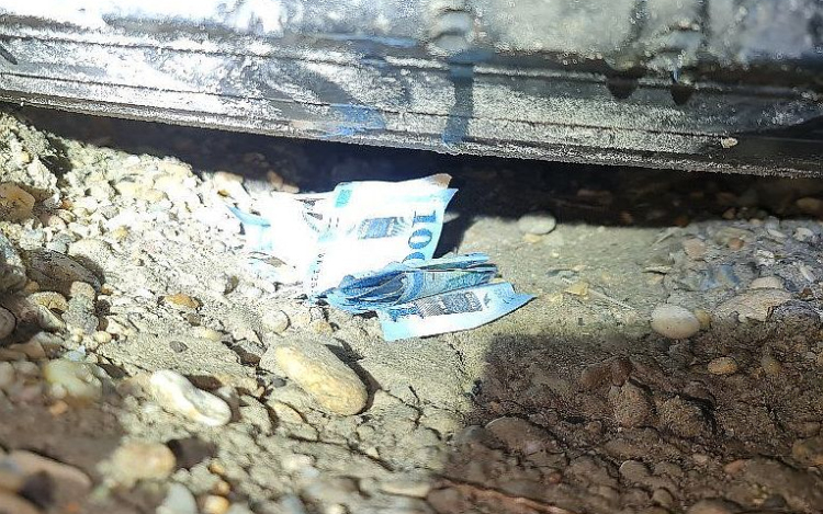 Kifosztotta alvó ismerősét a fiatal, a rendőrök elfogták