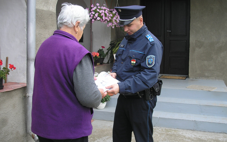 Házhoz ment a körzeti megbízott