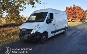 Kisteherautóval szállított 24 migránst a bíróság elé állított embercsempész