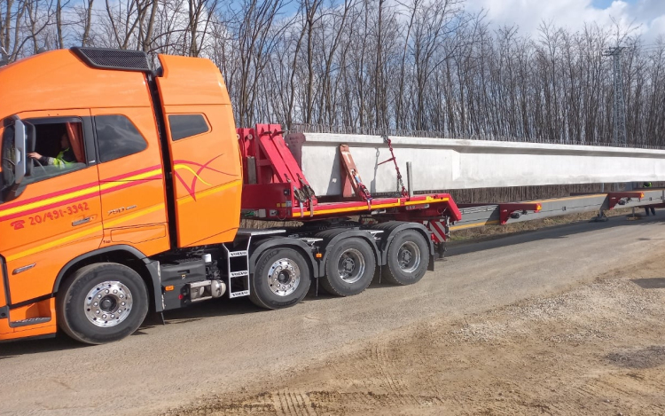 Folytatódik a hídgerendák beemelése, túlméretes járművekre kell számítani a 83-ason!