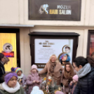 Óvodások karácsonyfa díszítése a belvárosban