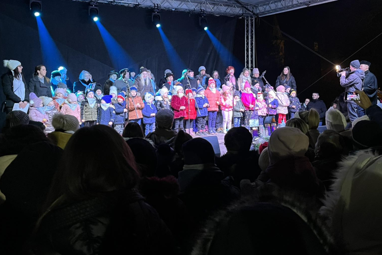 Fellobbant a harmadik gyertya is az adventi koszorún