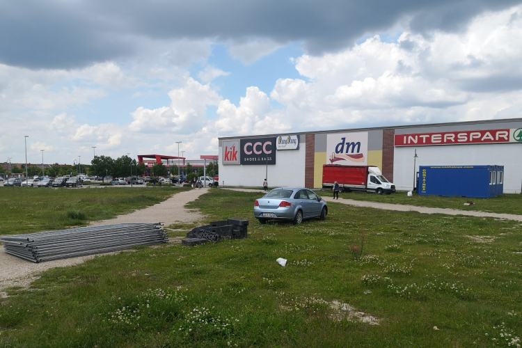 McDonald's Pápán? Felvonult a kivitelező az Interspar melletti területre