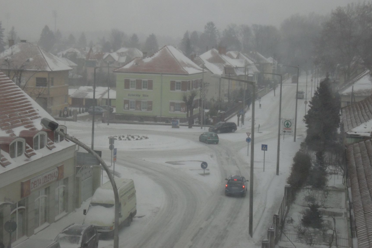 Reggel óta folyamatosan havazik