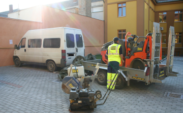 Pápa környéki lomisok trélerrel együtt elloptak egy osztrák úthengert!