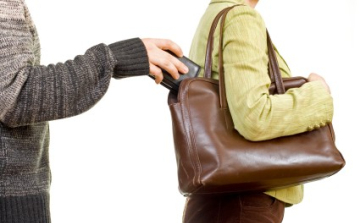 Pénztárcát lopott, de hamar lebukott