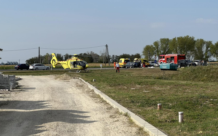 Autó és motorkerékpár ütközött a 83-ason