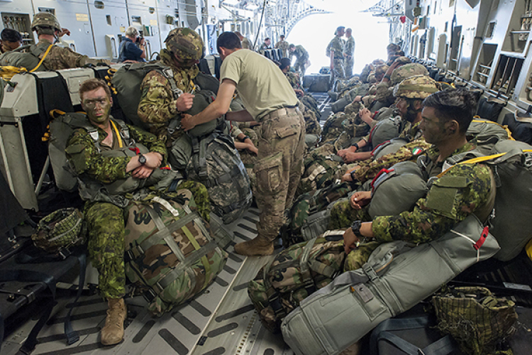 Több száz ejtőernyős indult bevetésre a pápai Bázisrepülőtérről
