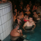 Éjszakai Fürdőzés a pápai Várkertfürdőben