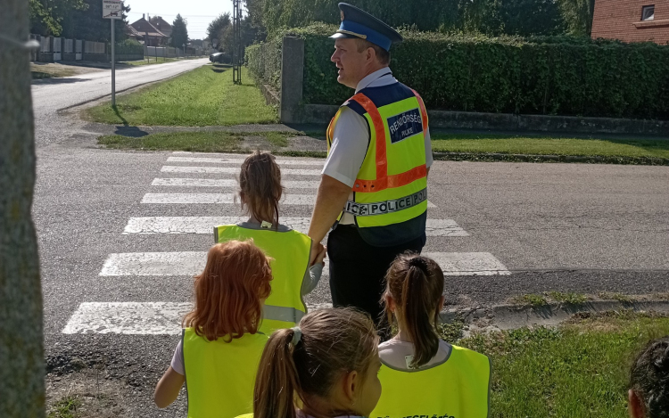 Zebrasétára vitték az elsősöket