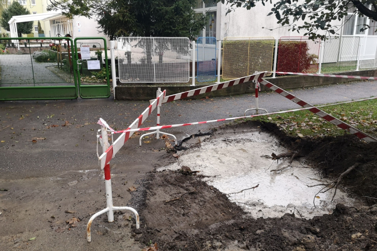 Nem tudott elfolyni a csapadékvíz a Huszár óvoda előtt, ástak neki egy jó nagy gödröt