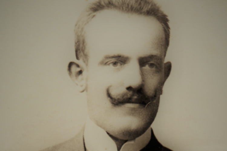 Koszorú a pusztai gyermekek tanítójának nyugvóhelyére