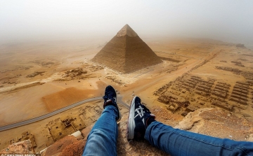 Életre szóló kitiltás járt a piramismászásért