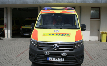 Új mentőautót kapott a Pápai Mentőállomás