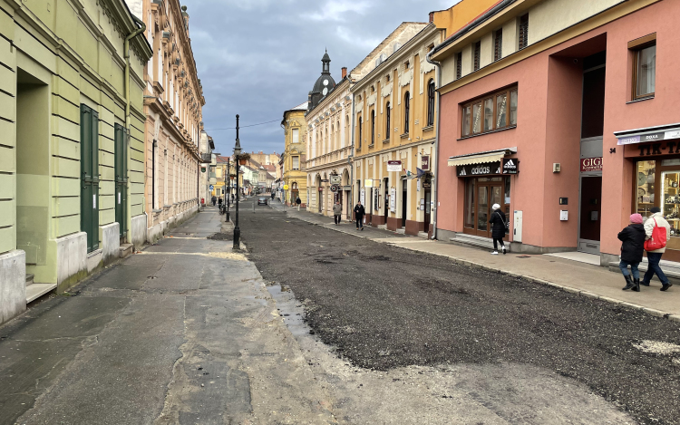 Nem tudni, hogy mikor folytatódhat a Kossuth utca felújítása