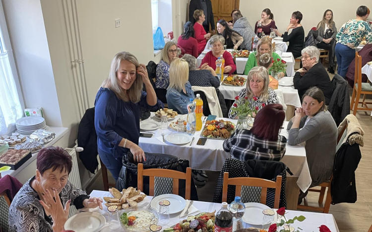 Meglepték a falu hölgyeit a döbröntei férfiak